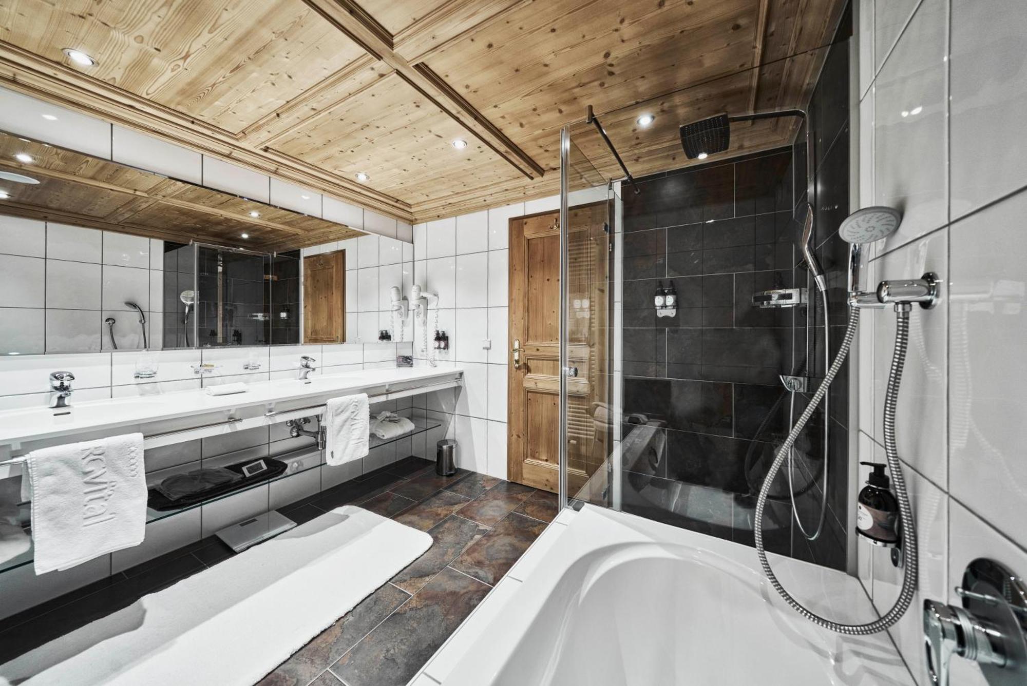 Double Room,1525650118:JPEG