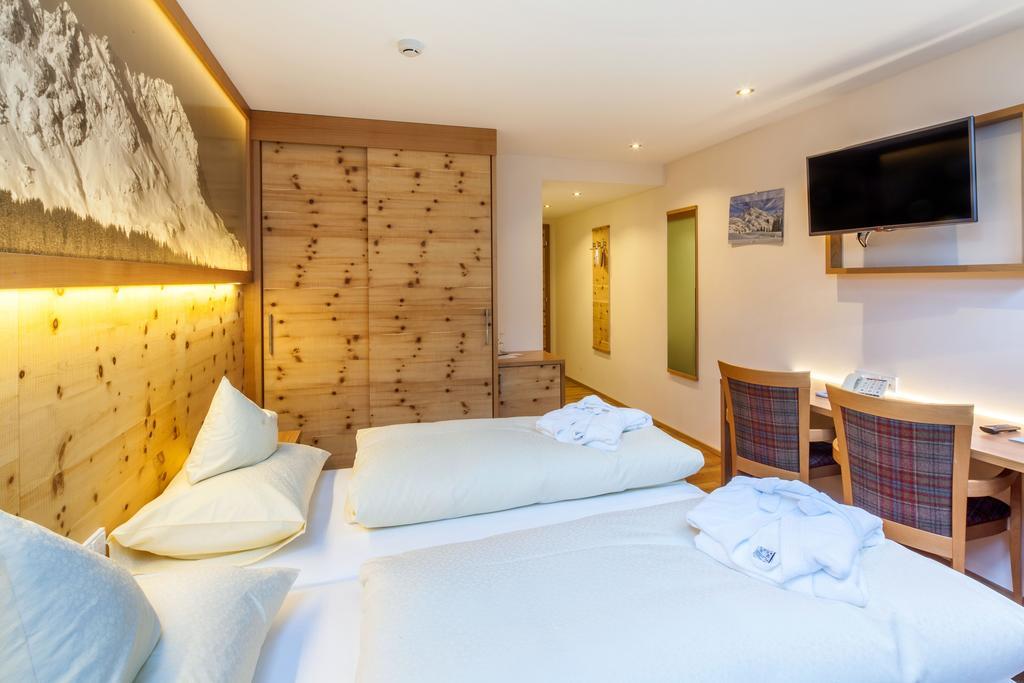 Twin Room,378043111:JPEG